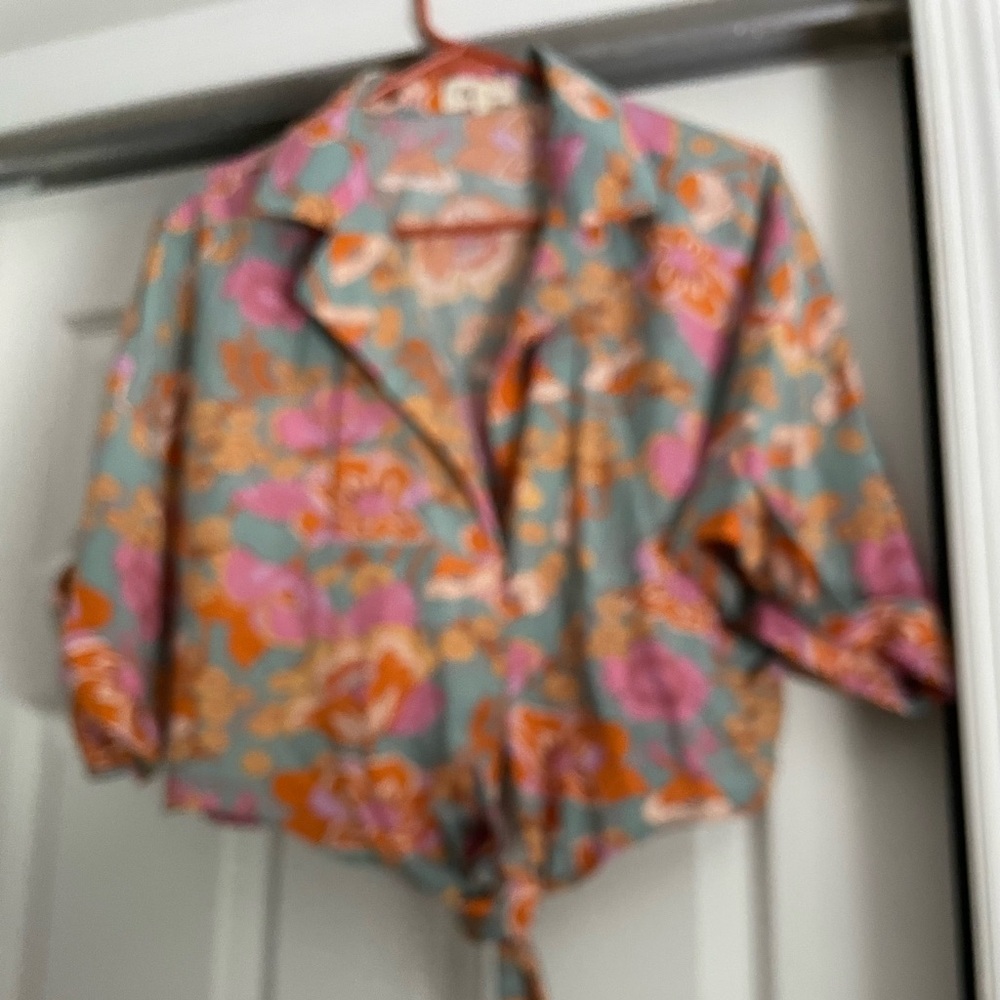 NWOT CROPPED TIE FRONT BUTTON BLOUSE